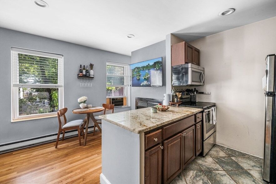 Foto principal - 227 W 3rd St