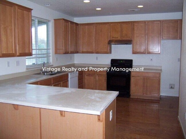 Foto del edificio - Updated 4 Bedroom Two Story Home That Is B...