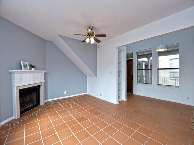 Building Photo - 611 E 45th St