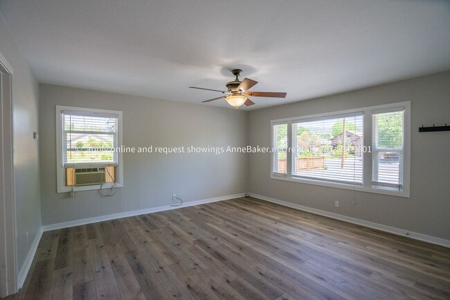 Building Photo - Downtown 2 Bedroom Duplex with Personal Yard