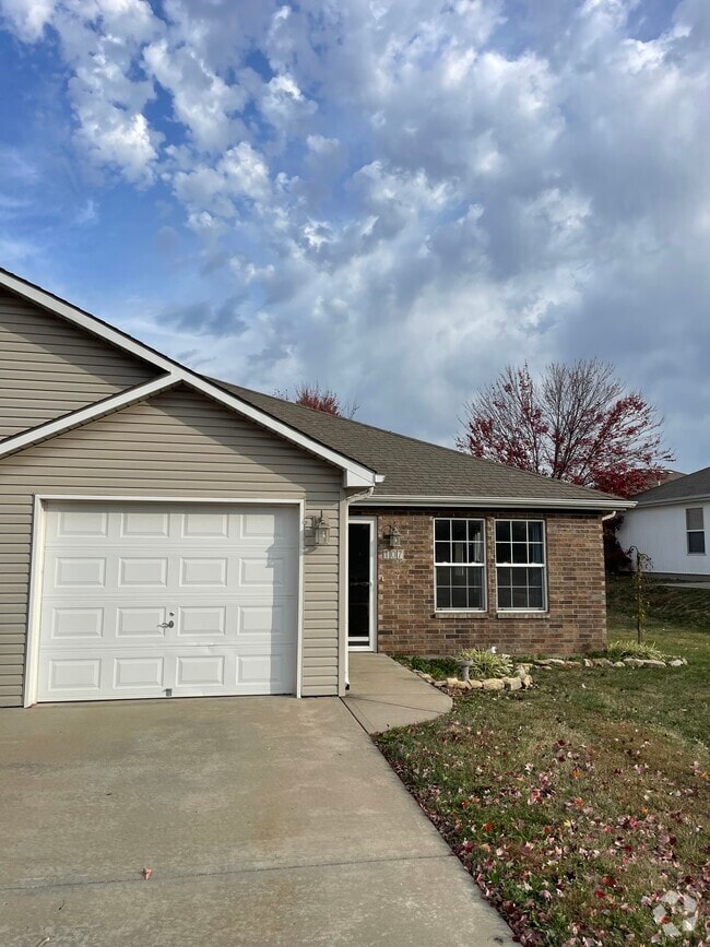 Building Photo - 103 SW Rock Garden Ln