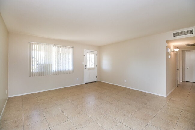 Building Photo - 3039 S Kenneth Pl