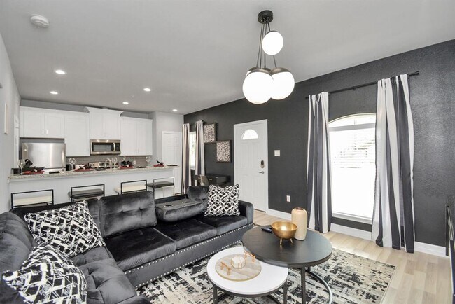 Foto del edificio - 7823 Gladstone St