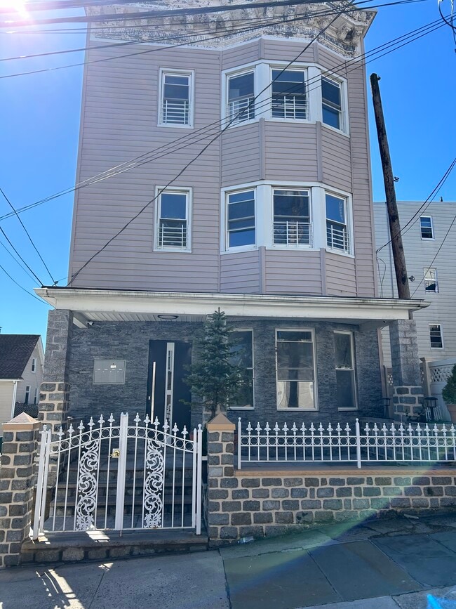 Building Photo - 118 Convent Pl