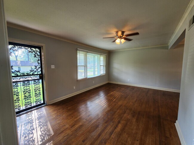 Building Photo - 319 W Peg Ln