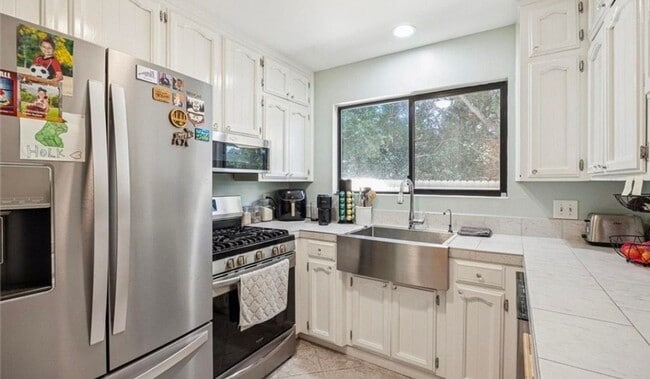 Building Photo - 2 bedroom condo with garage