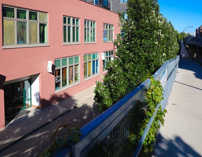 Foto del edificio - 2418 W Bloomingdale Ave