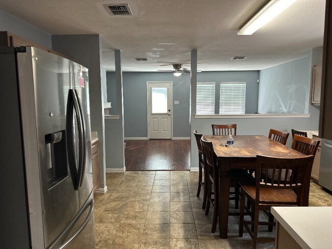 Foto del edificio - 8124 Stowe Springs Ln