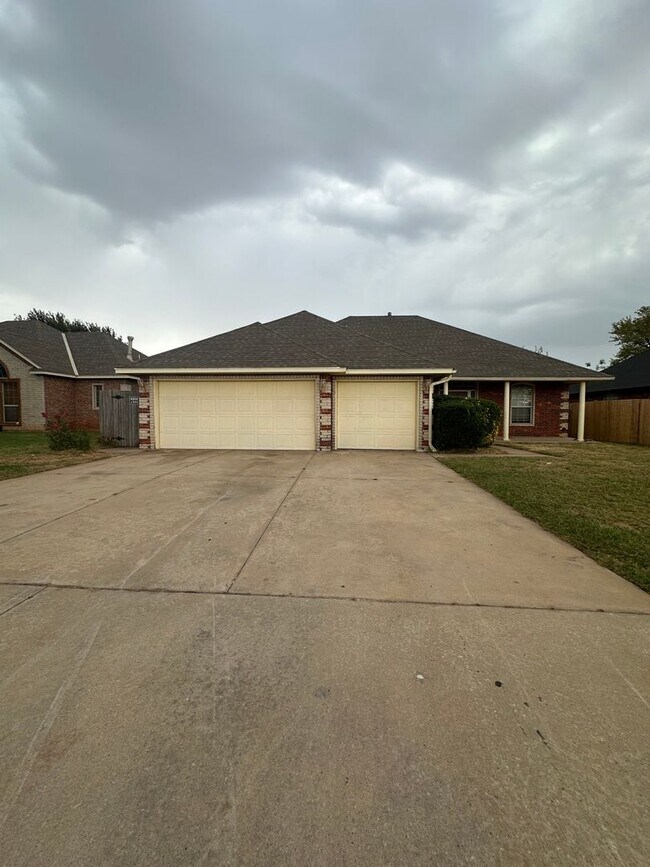 Building Photo - 2504 Thomas Dr