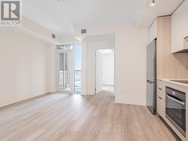 Building Photo - 1007 The Queensway