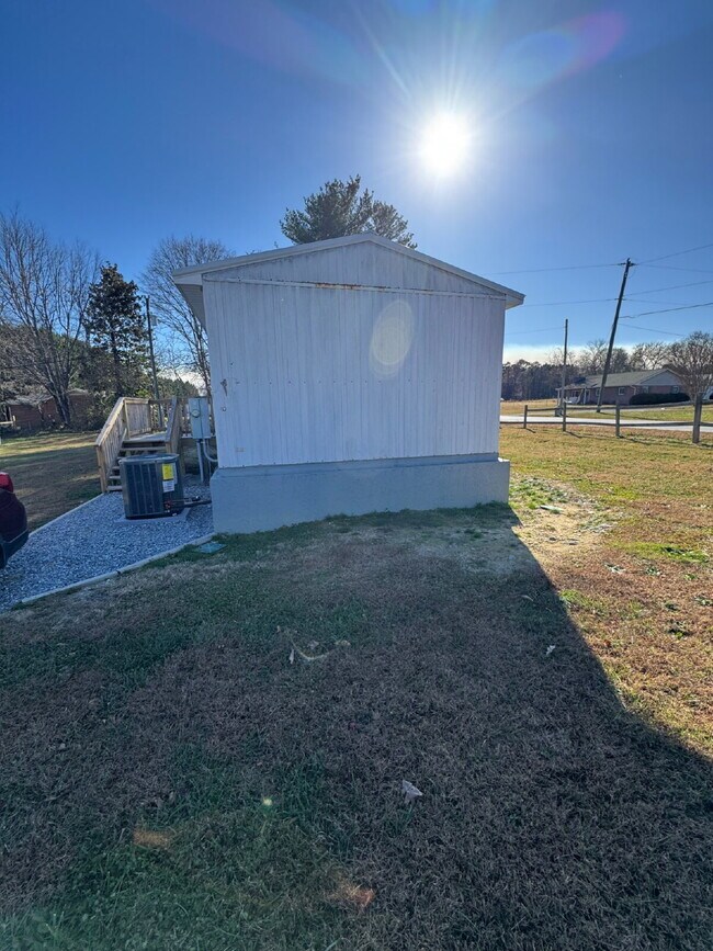 Building Photo - 40 Friendly Cir