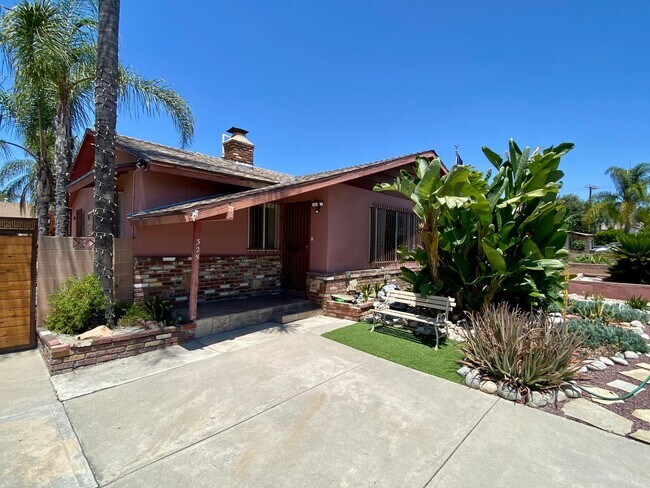 Building Photo - Spacious 3 bed, 1.5 bath Front House in Az...