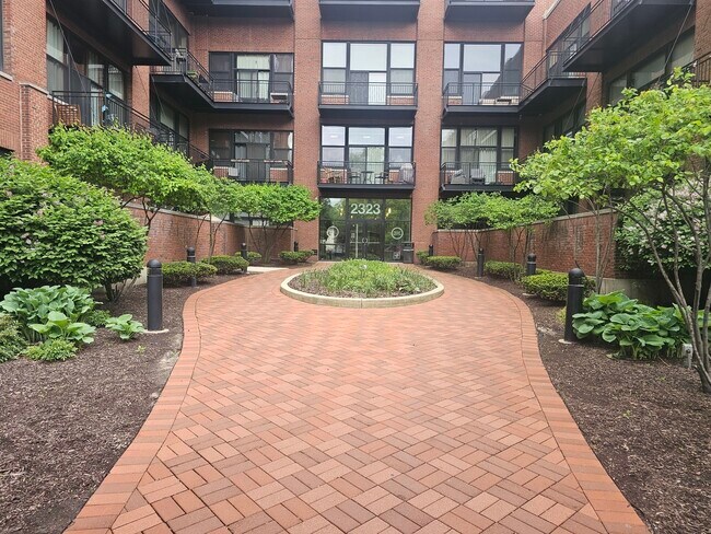 Foto del edificio - 2323 W Pershing Rd