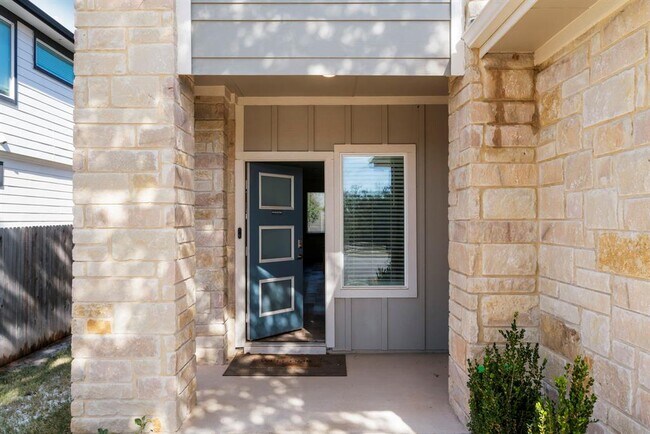 Foto del edificio - 217 Cupreata Ln