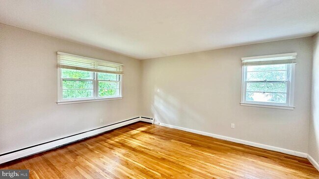 Building Photo - 396 Riverside Dr
