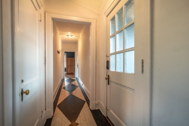Foto del edificio - Historic Apartment near downtown with a vi...
