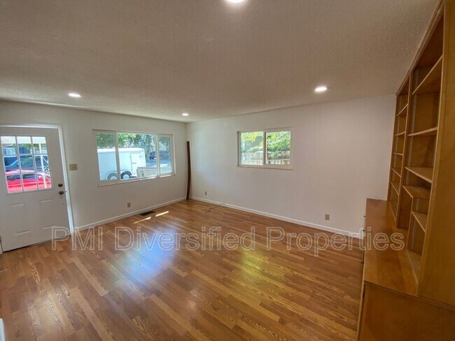 Building Photo - 4621 Aster Dr