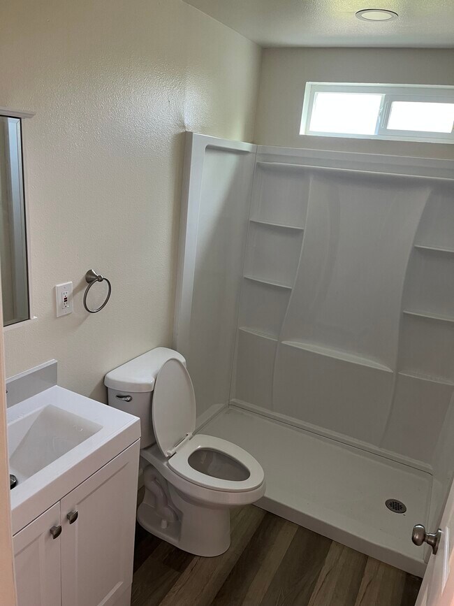 Baño - 432 W Raymond St