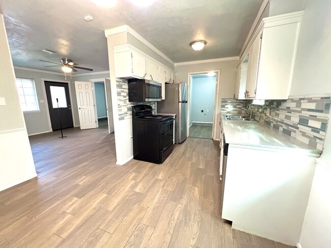 Building Photo - 216 S Bristow Ave