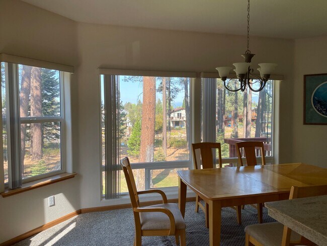 Building Photo - Beautiful 2 bedroom home with expansive li...