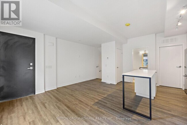 Photo du bâtiment - 10 Ed Clark Gdns