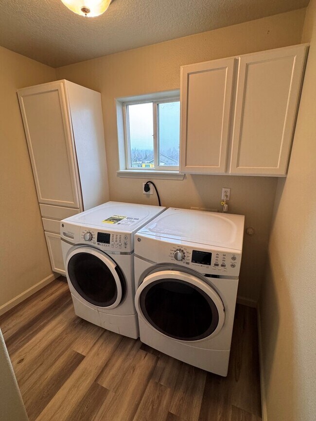 Foto del edificio - Beautiful Home with Hardwood Floors, Open ...