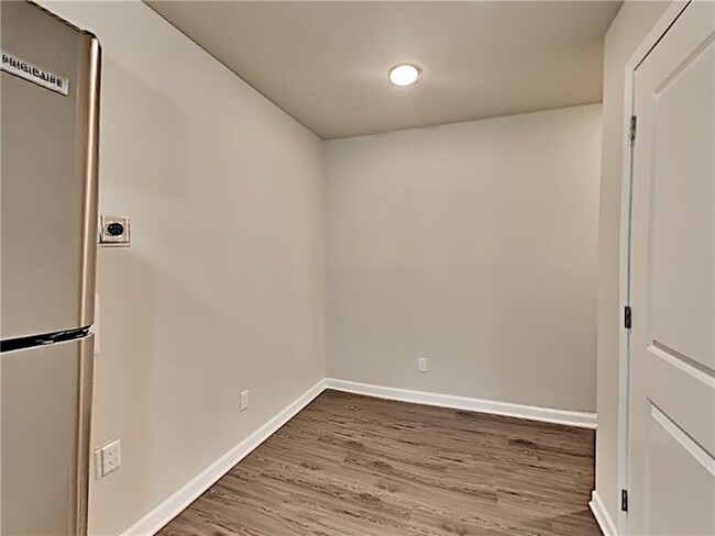 Building Photo - 5883 Lone Oak Dr SW