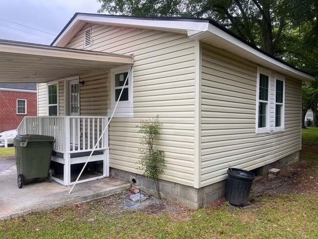 Building Photo - One Bedroom /One Bath House