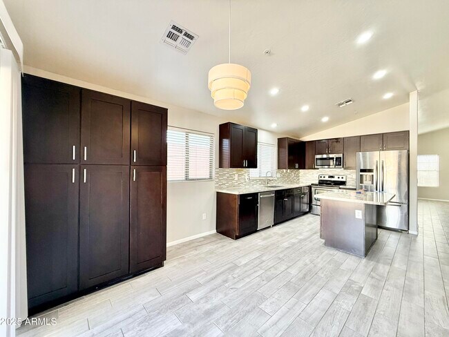 Foto del edificio - 15723 N 102nd St