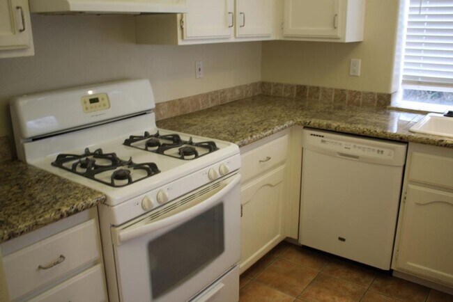 Foto del edificio - 2Bed/2Bath End Unit in Gated Community~ Ra...