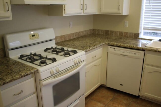 Building Photo - 2Bed/2Bath End Unit in Gated Community~ Ra...