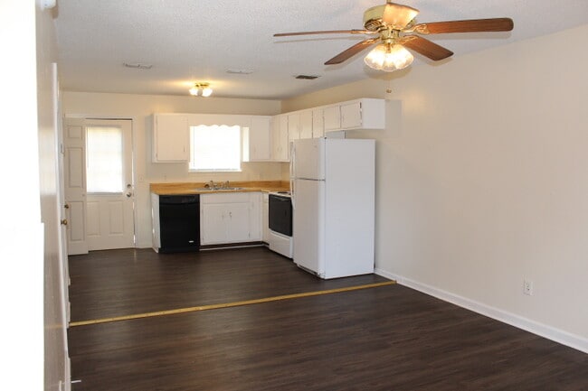 Building Photo - 675 Gale Dr NE