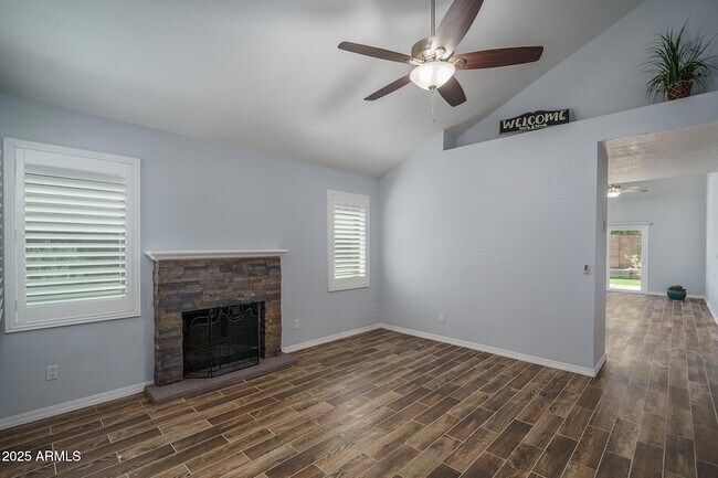 Foto del edificio - 6820 S Roosevelt St