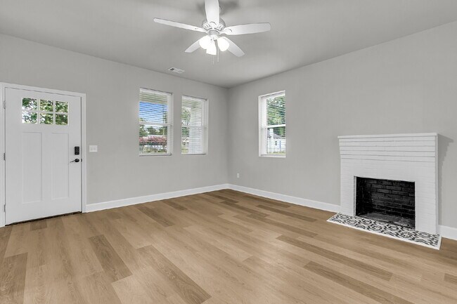 Foto del edificio - Cute all brick ranch on a large corner lot with fenced in yard and 1 car garage