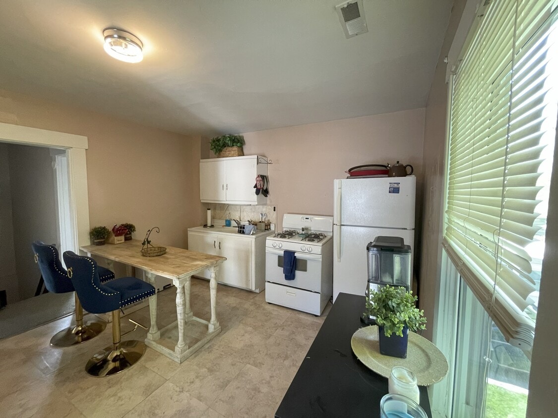 Building Photo - 906 1/2 S Mulberry St