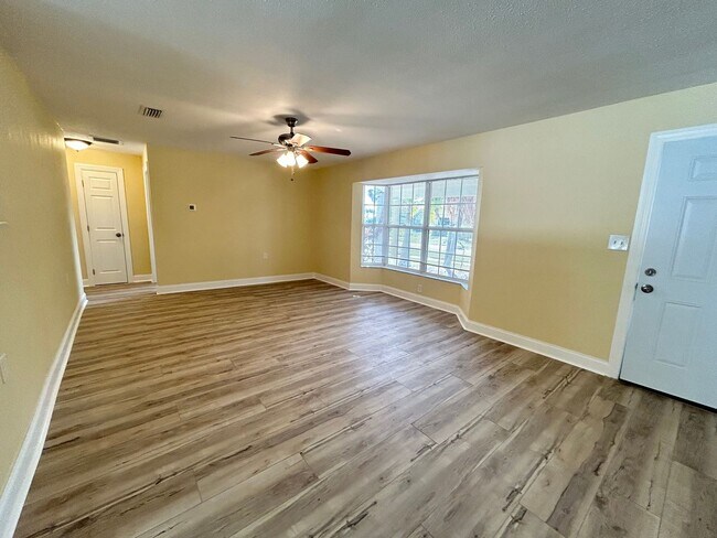 Foto del edificio - Remodeled 3 bedroom 2 bath Home in NE St Pete