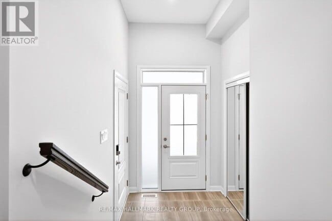 Building Photo - 887 Eileen Vollick Cres.