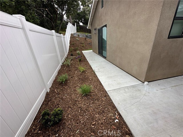 Foto del edificio - 1155 N Currier Ave