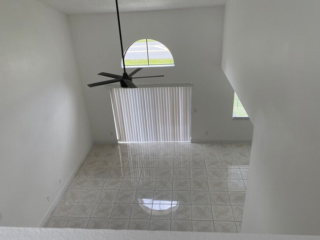 Photo - 198 N Lake Ct House