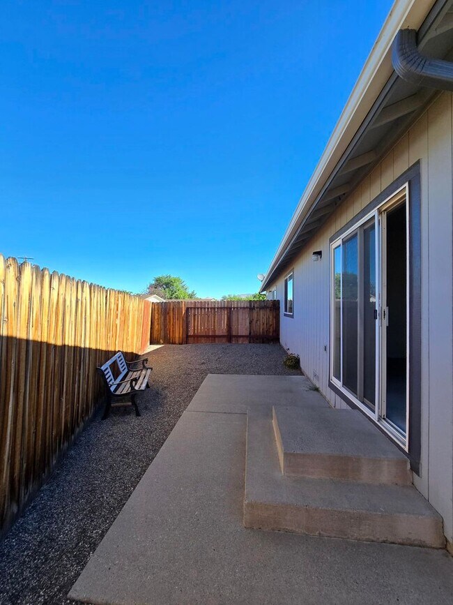 Building Photo - 2 Bedroom/2 Bathroom with 2 car garage