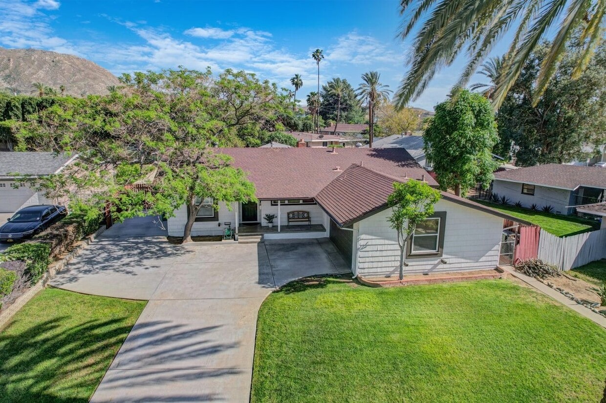 Primary Photo - 4 Bedroom 2 Bath House for Rent Within Wal...