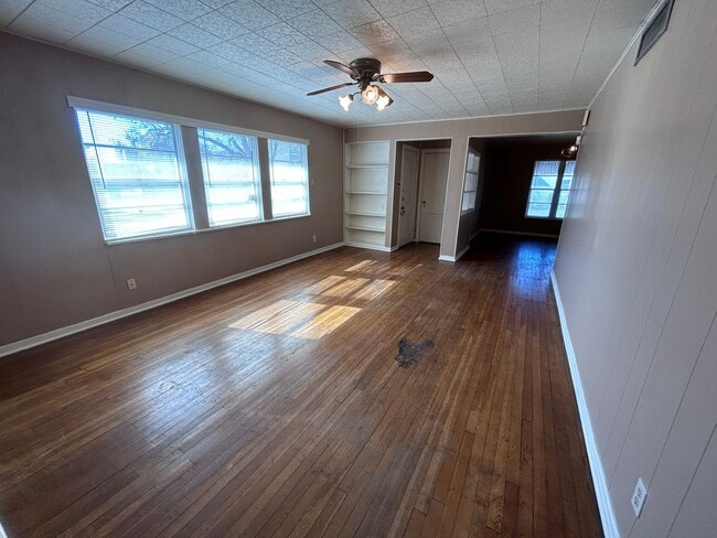 Building Photo - **APPLICATION RECEIVED** Lovely DOWNSTAIRS...