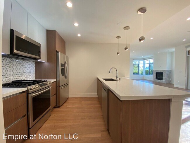 Foto del edificio - 8017 Norton Ave