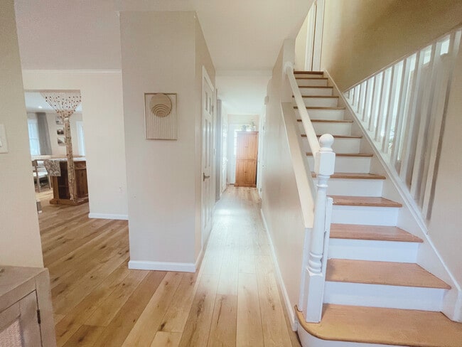 Entry - 10 Lundy Ln
