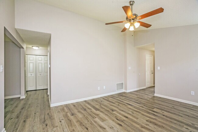 Foto del edificio - 5614 Sweet River Dr