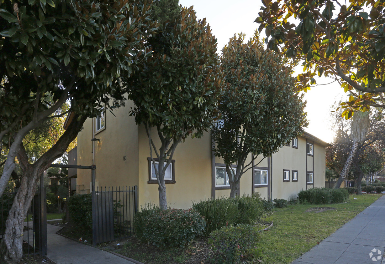 Building Photo - Rainbow Gardens