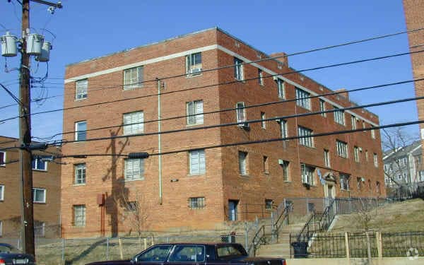 Building Photo - 810 Chesapeake St SE