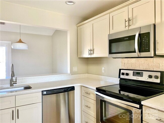 Building Photo - 9213 Kings Canyon Dr