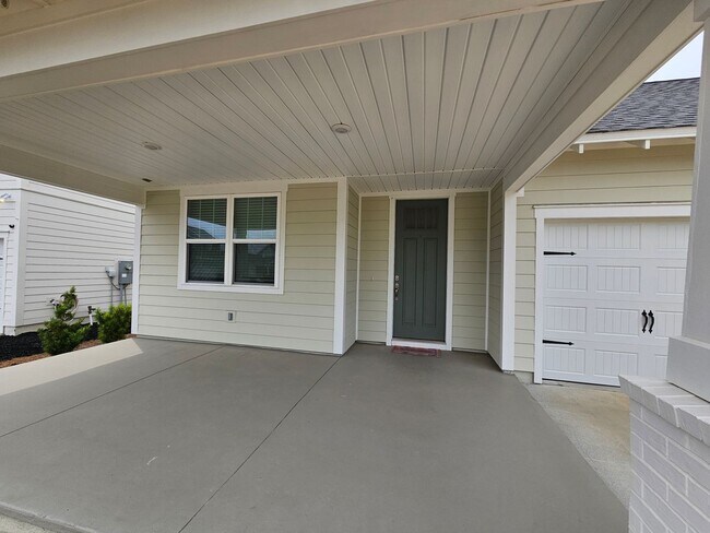 Building Photo - Beautiful Home in the Coveted & Amenity Ri...