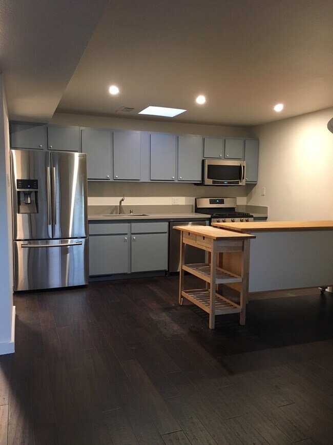 Foto del edificio - Super cute 2/2 (COMPLETELY UPGRADED)!!  Please read entire ad for showings!